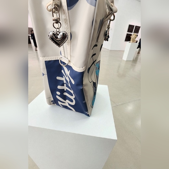 This is an oversized Hello Kitty carry bag made by Sanrio, - Picture 4 of 6